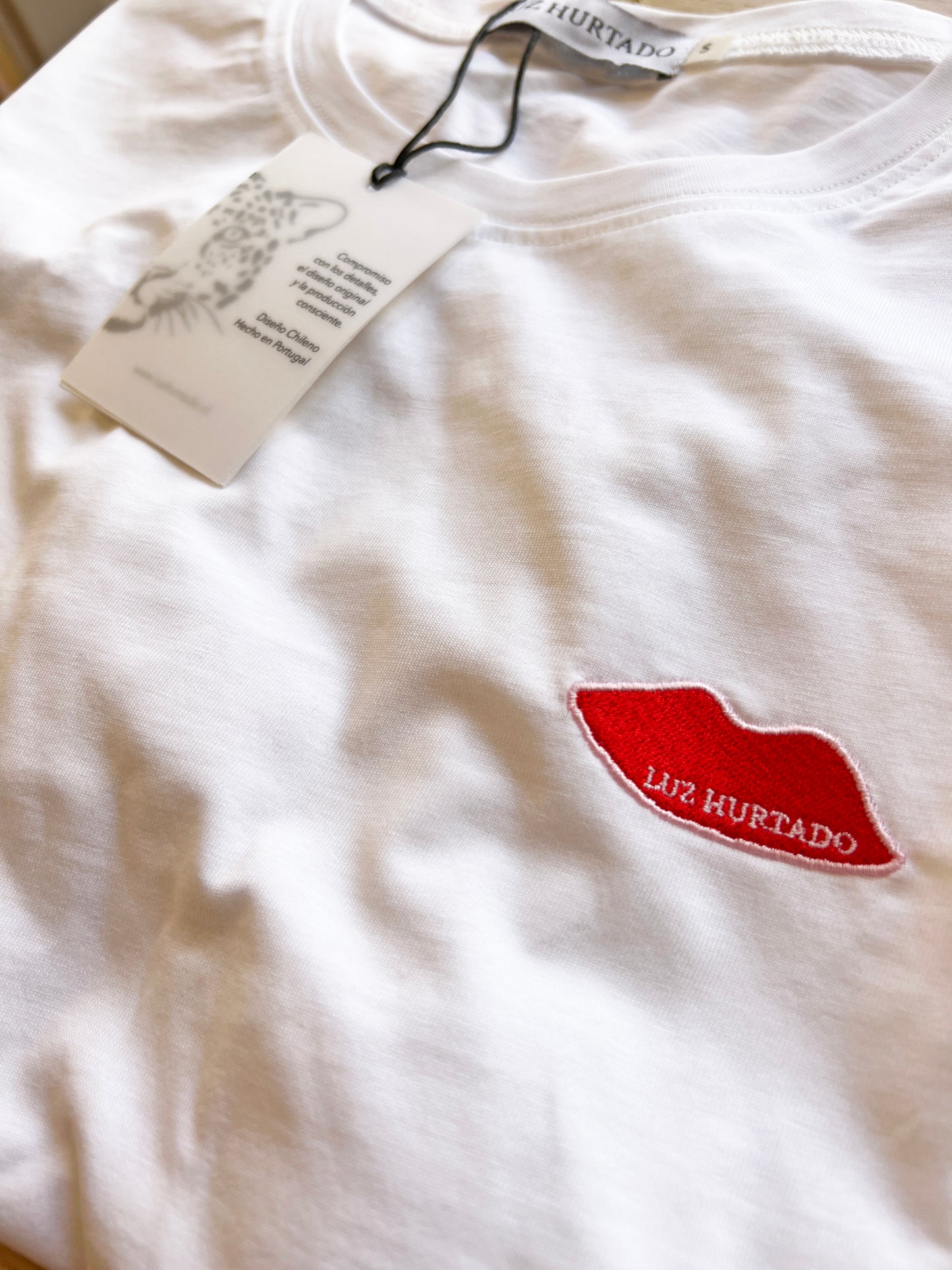 Polera algodón bordado beso